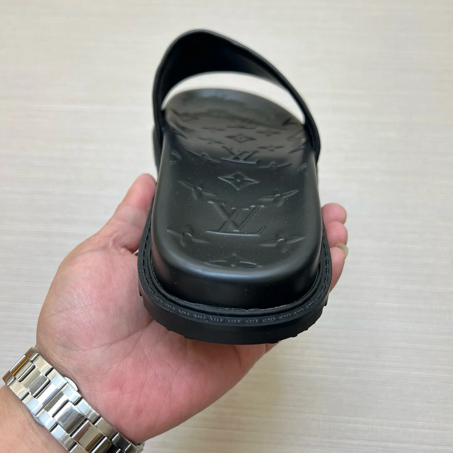P270🏆Louis Vuitton 🏆[Louis Vuitton] Spring/Summer 2025 [Men's Flip Flops] 🎯🎯As an active family in the fashion industry ⭐ Lv is characterized by bold innovation ⚡Create this casual business style for Chinese fashionable men ✨The fabric is made of imported high-grade cowhide 🔥 Clean and neat ⚡Fashionable and elegant🌹Breathable, sweat-absorbent and deodorant👈So luxurious, high-end and domineering. 👍Must be sold if you repost the picture. Number of yards: 38--46. Color: 🎉 For large quantities. Welcome to repost.